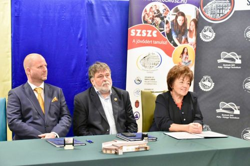 Új tanműhelyi épület - szerződéskötés